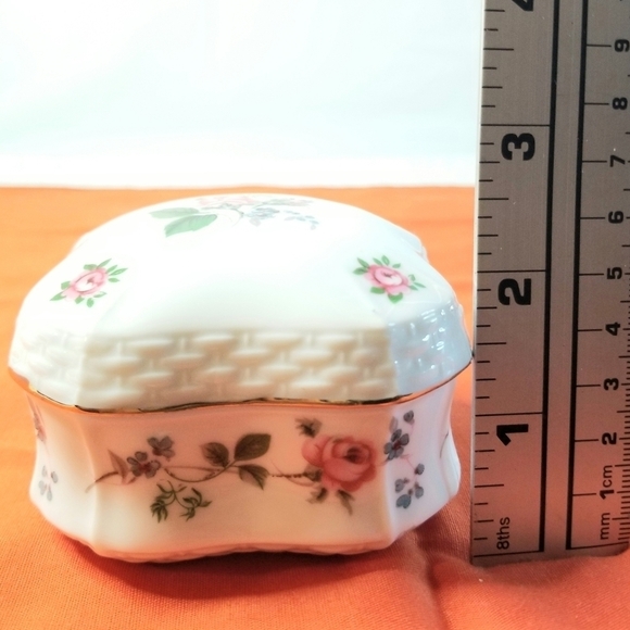 Heritage House Collector Edition Fine Porcelain Floral Square Music Box Trinket - Picture 5 of 9